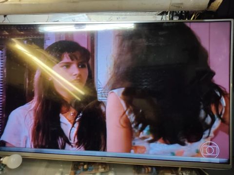 TV LG 49 com risco fino HDMI Digital LED com controle 450 reais 
