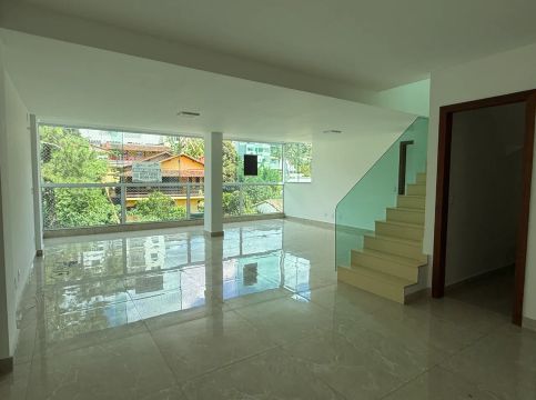 Cobertura duplex com 3 quartos (2 suítes) e varandão para locação nas Braunes, Nova Fribur