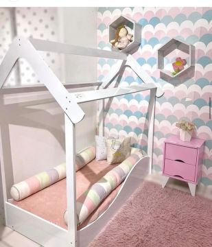 Cama casinha branco, com colchão. 