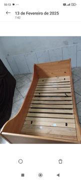 Cama de madeira em ótimo estado