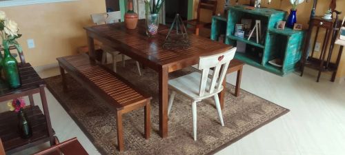 Jogo mesa de Jantar com bancos e 2 cadeiras.Conservado