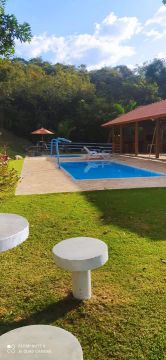Sítio com piscina para temporada