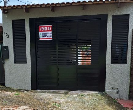Vende-se casa com piscina no Centro Rio Branco 
