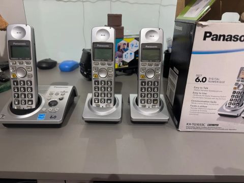 Telefone sem fio expansível Panasonic KX-TG1033C