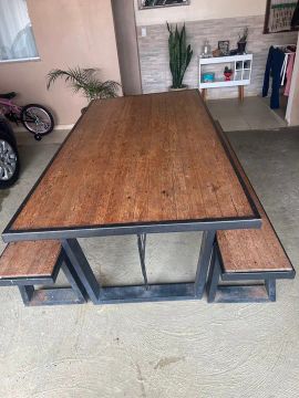 Mesa em madeira de lei maciça e ferro fundido