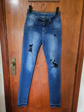 Calça jeans com desfiado