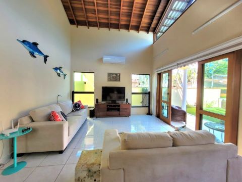 Casa na praia com 3 quartos e piscina em Condomínio fechado 