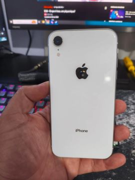 iPhone XR branco 128GB