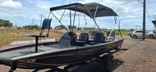 Barco de alumínio com cobertura