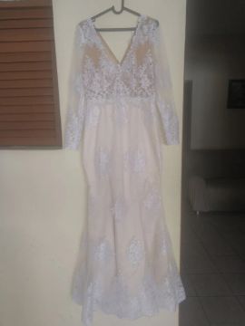 Vestido de noiva branco todo em renda estilo sereia