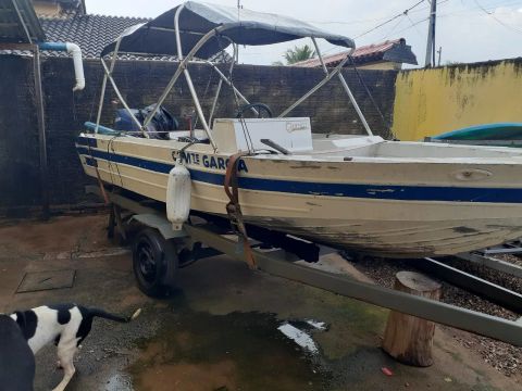 Barco com moto 40  e carretinha  vendo ou troco em algo do meu interesse 