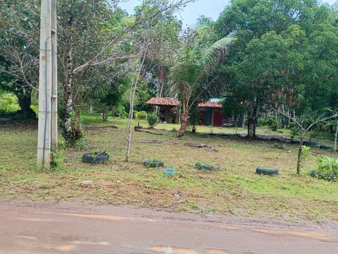 São 2 sítios um do lado do outro com casa