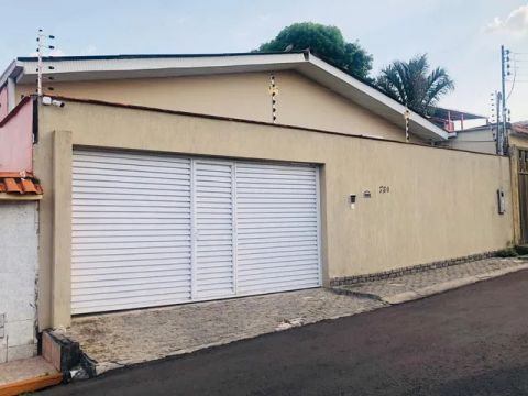 Vendo casa no Dom Pedro I, aceita financiamento. 