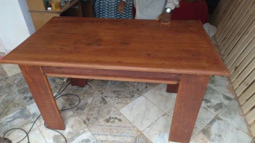 Mesa de madeira de lei 