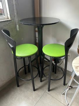 Conjunto Mesa e Banquetas para Cozinha