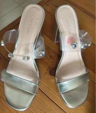 Sandálias Douradas com Detalhes em Strass