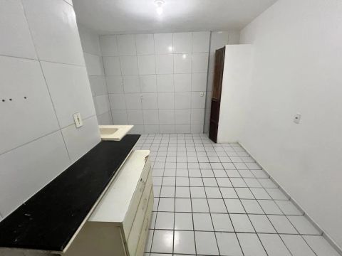 Alugo pequeno Kitnet  na cidade alta sem mobília 