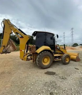 vendo Retroescavadeira Cat 4x4 ano 2020