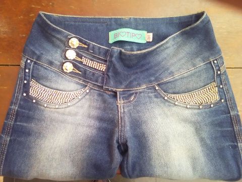 Calça Jeans com Detalhes em Dourado