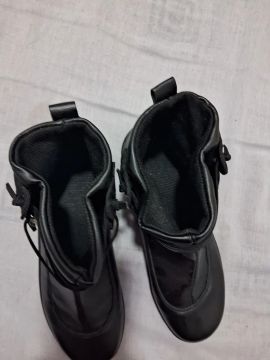 Botas pretas de cano curto