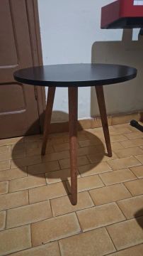 Mesa de apoio baixa decorativa - cor preto
