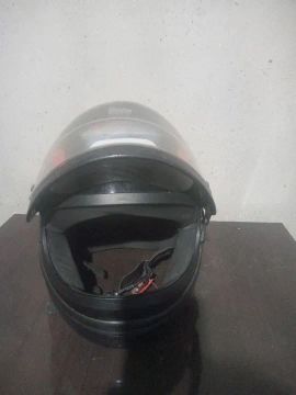 Capacete de Motociclista e blusão impermeável 