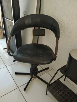 Cadeira Giratória de Barbeiro Usada