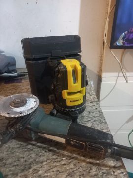 Conjunto de ferramentas para construção - Laser e Esmeril