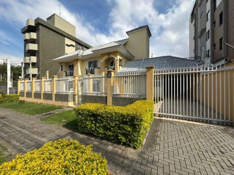 Sobrado com 350m² no bairro Alto da Glória