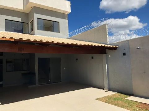 Residencial Sul. Casa 2 pavimentos. 4 quartos. Garagem ampla. Localização privilegiada