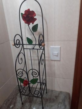 Porta-papel higiênico de ferro com flores