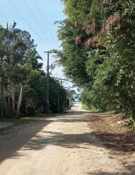Terreno na Praia do Estaleiro! Na rua do mar! Qualidade de vida e segurança!