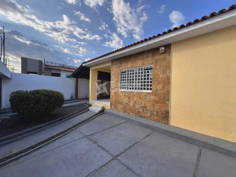 Casa Espaçosa com Piscina à Venda no Bairro Santa Isabel  Teresina-PI