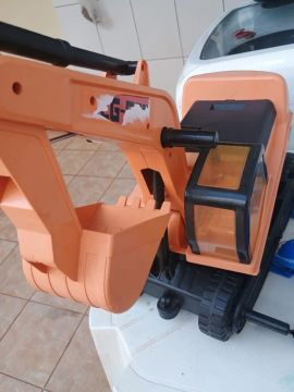 Retroescavadeira  de brinquedo 
