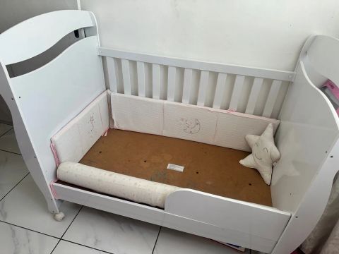 Berço de bebê branco 