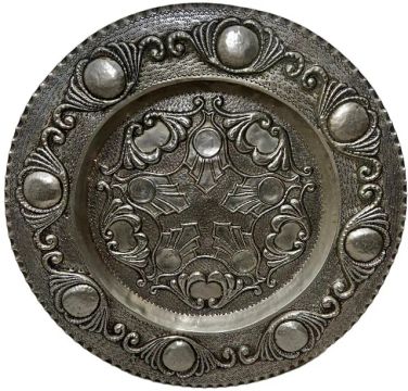 Antigo medalhão de parede em metal prateado, decorado com florão em alto relevo e bordas o