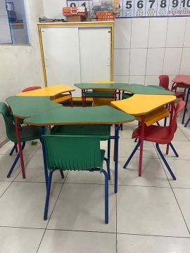 Carteiras e cadeiras escolares