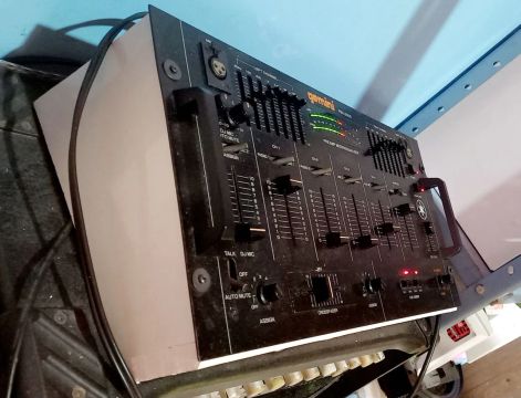 Mesa de Som Gemini PMX 2000 acompanha o rak em MDF. 