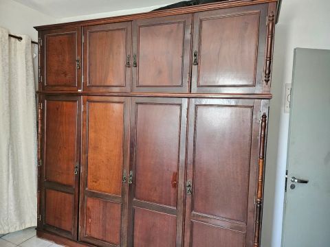 Armário de madeira estilo colonial, com 4 portas e maleiro com 4 portas