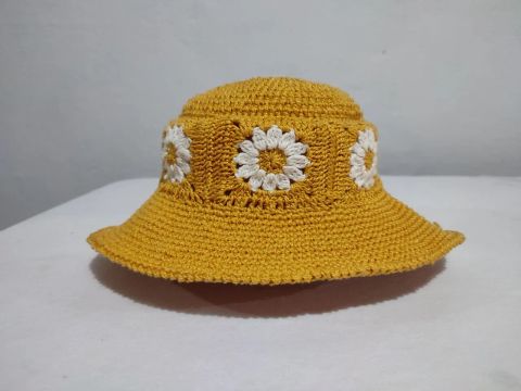 Bucket hat em crochê Daisy (R$ 70)