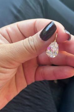 Brinco de gota com pedra de zircônia