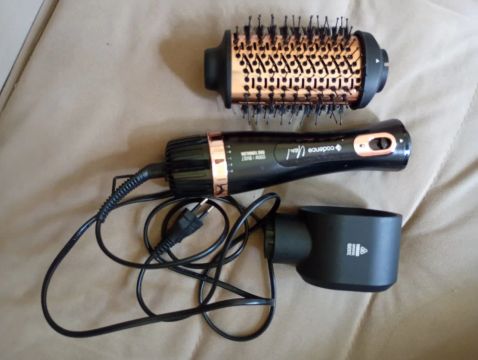 Escova de cabelo e uma panela elétrica 
