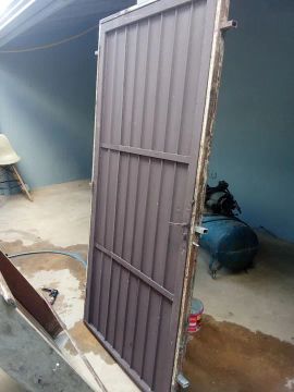 Porta de ferro puro sem nenhum podre e nem ferrugem 