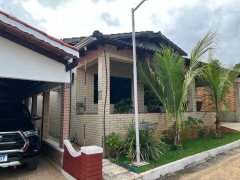 Casa mobiliada em condomínio fechado 