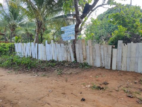 Terreno com área verde e acesso à água