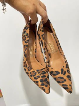 Sapatos de salto alto de onça