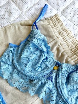 Conjunto de lingerie rendado azul bebê 