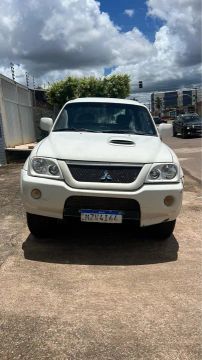 Camionete Mitsubishi L200 GL 2.5 4x4 CD Diesel Carroceria de Madeira