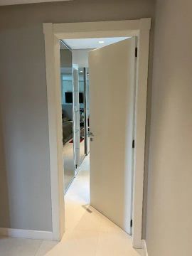 Portas Completas Maciças Brancas com caixilhos, vistas e fechaduras. 