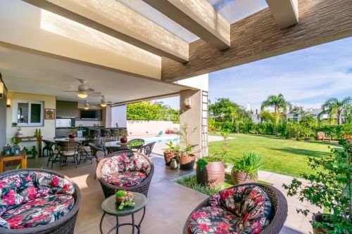 Venda de Casa em Condomínio em Porto Alegre-RS, bairro Terra Ville com 362m² Área Const.